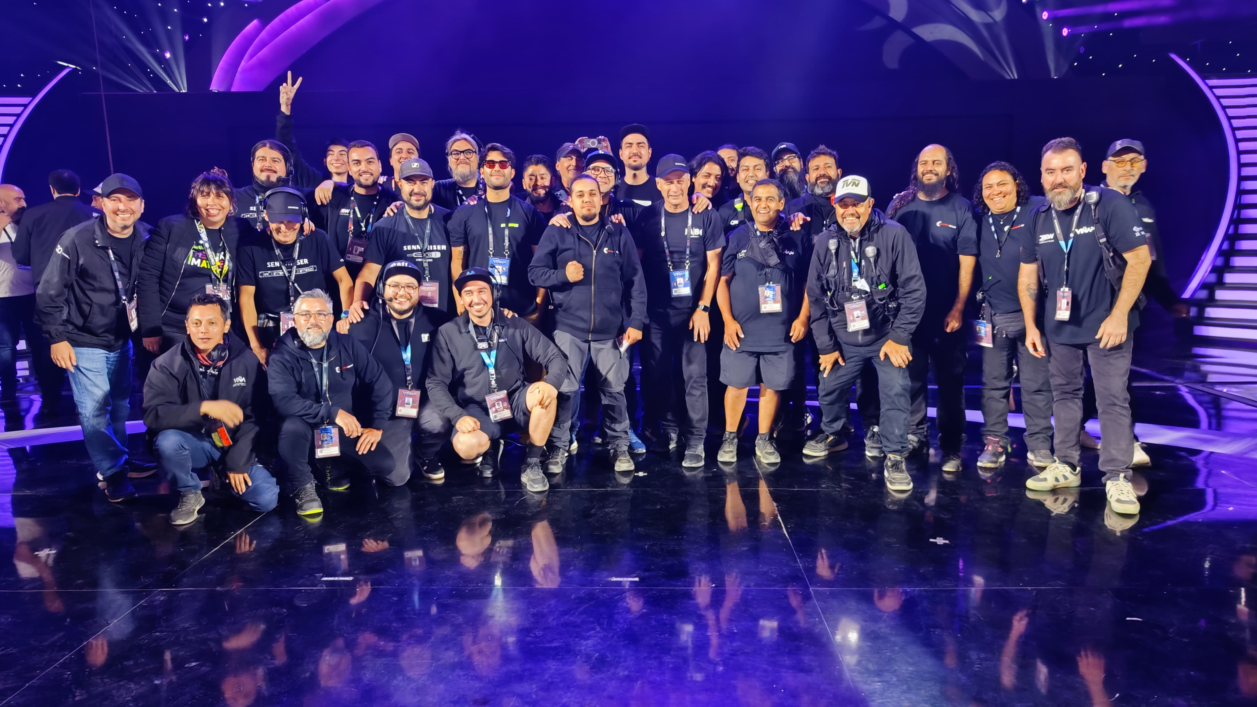 Equipo de producción técnica en el escenario del festival