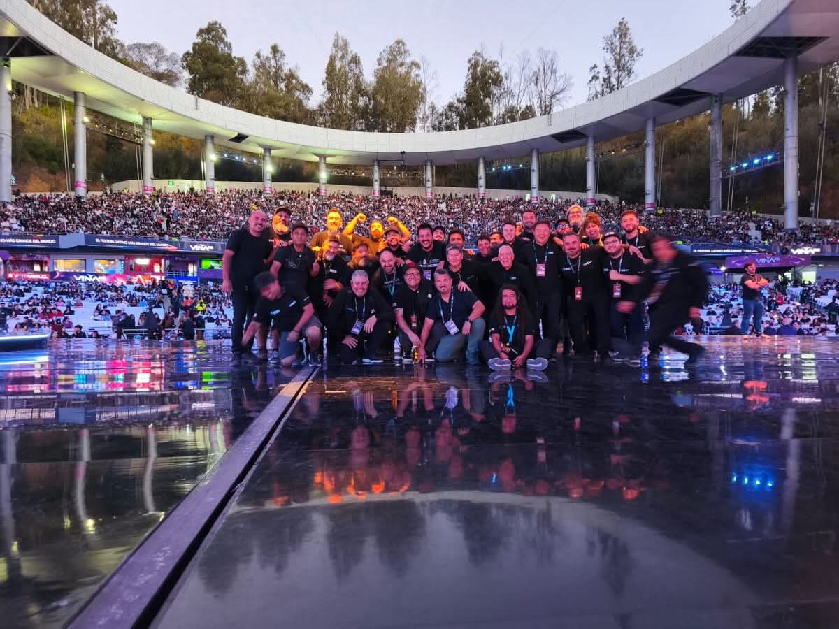 Equipo técnico frente al público en el Festival de Viña del Mar