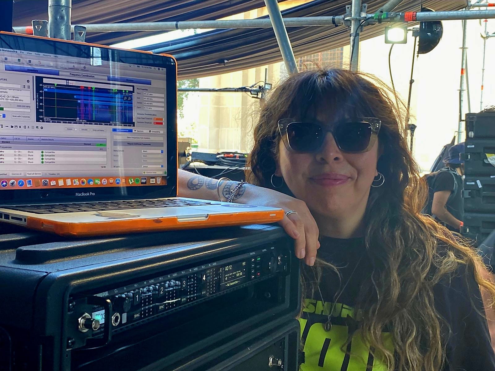 María José Maulén junto a un sistema de coordinación de frecuencias Wireless Workbench