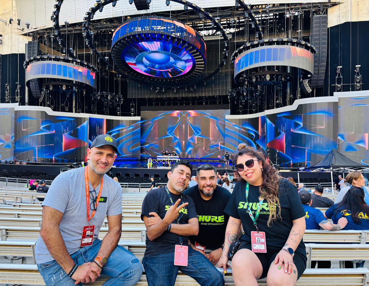 Equipo Shure en las graderías previo al show