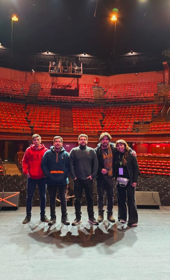 Equipo técnico en una sala de teatro vacía durante el montaje
